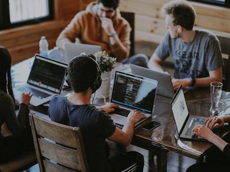 Equipo de CriptoGen trabajando juntos